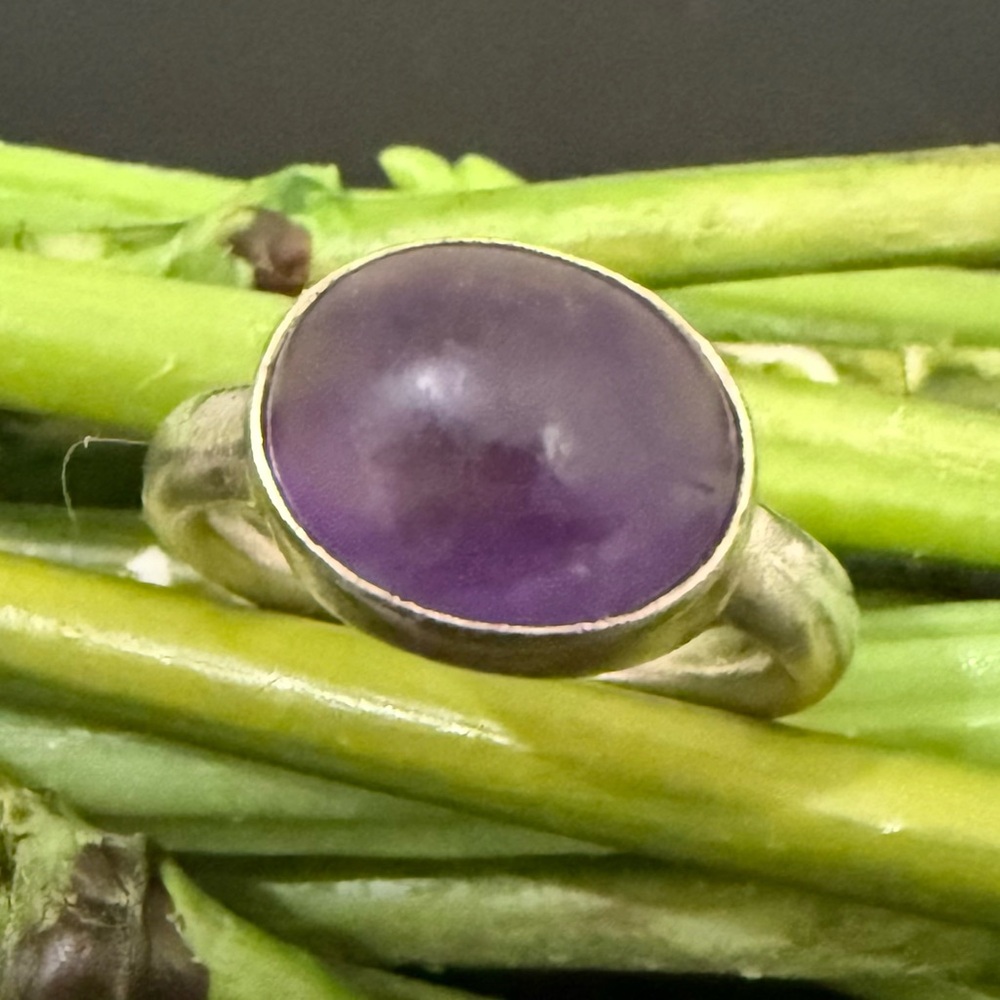 Unsigned Vintage Handcrafted Oval Purple Stone Silver Ring Size 6.5 6g.
